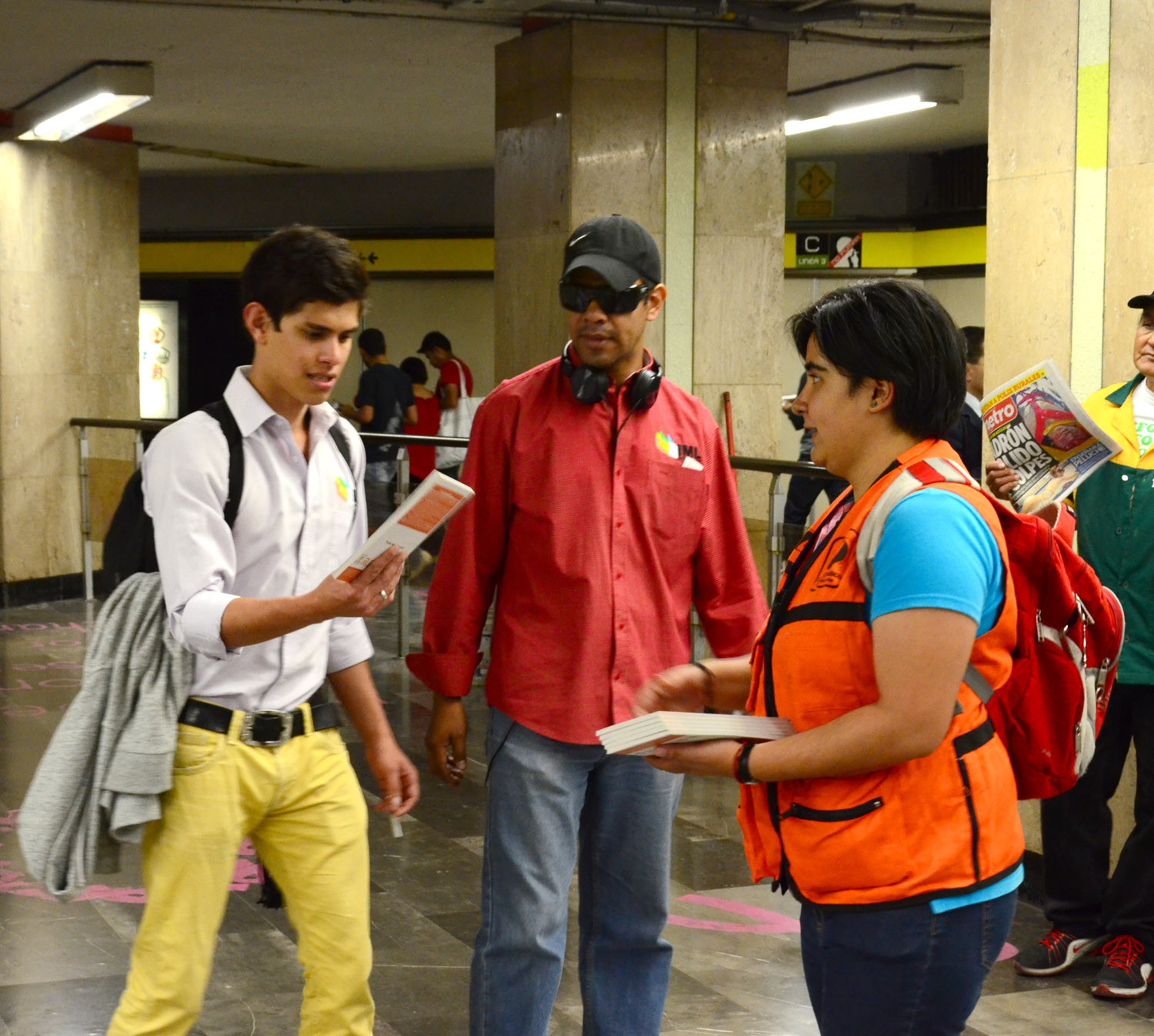 Inaugura el STC libro club en el museo túnel de la ciencia y distribuye  antología para leer de boleto en el metro