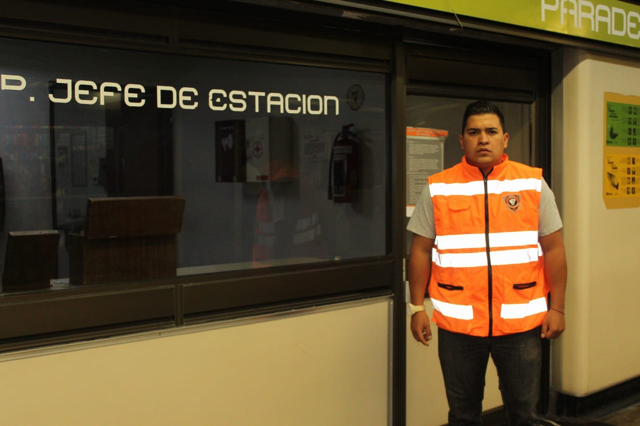 Personal de seguridad institucional del STC Metro encuentra dinero y lo entrega al jefe de estación Personal de seguridad institucional del STC Metro encuentra dinero y lo entrega al jefe de estación
