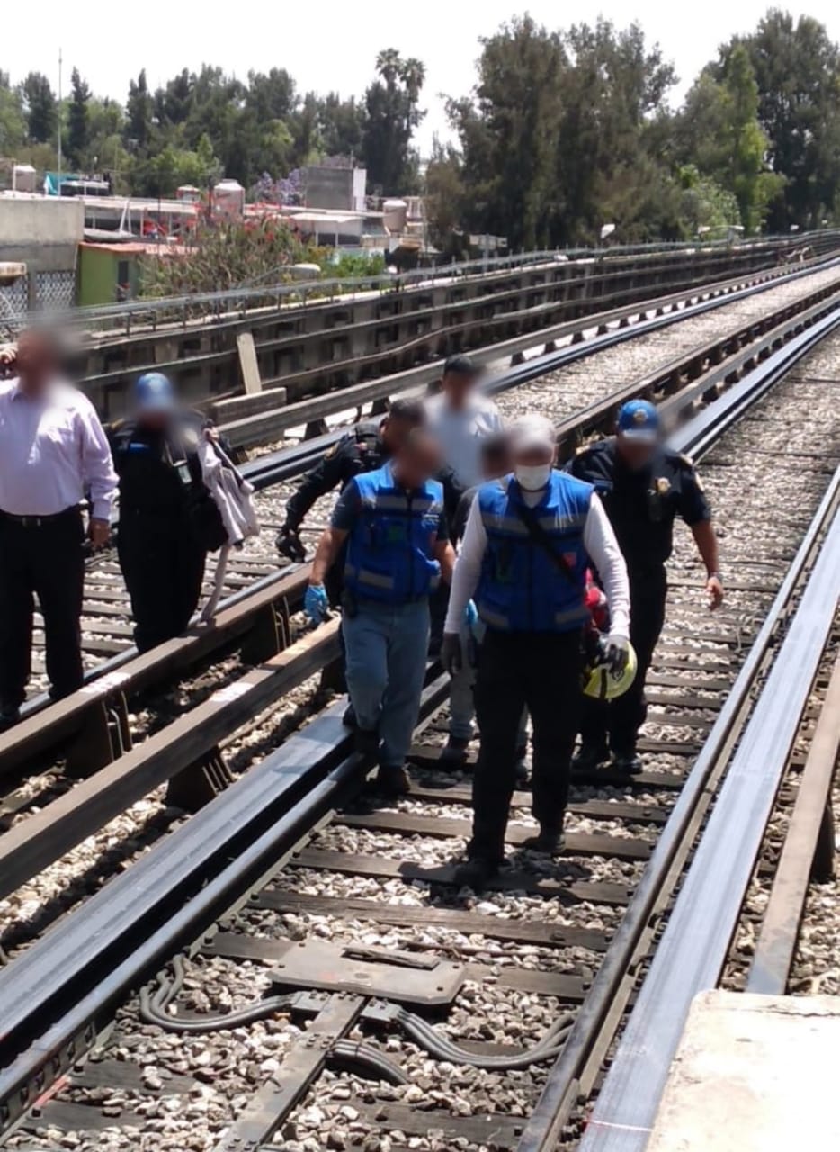 Personal del metro CDMX y efectivos de la SSC evitaron que una persona atentara contra su vida en la estación Talismán, Línea 4 Personal del metro CDMX y efectivos de la SSC evitaron que una persona atentara contra su vida en la estación Talismán, Línea 4