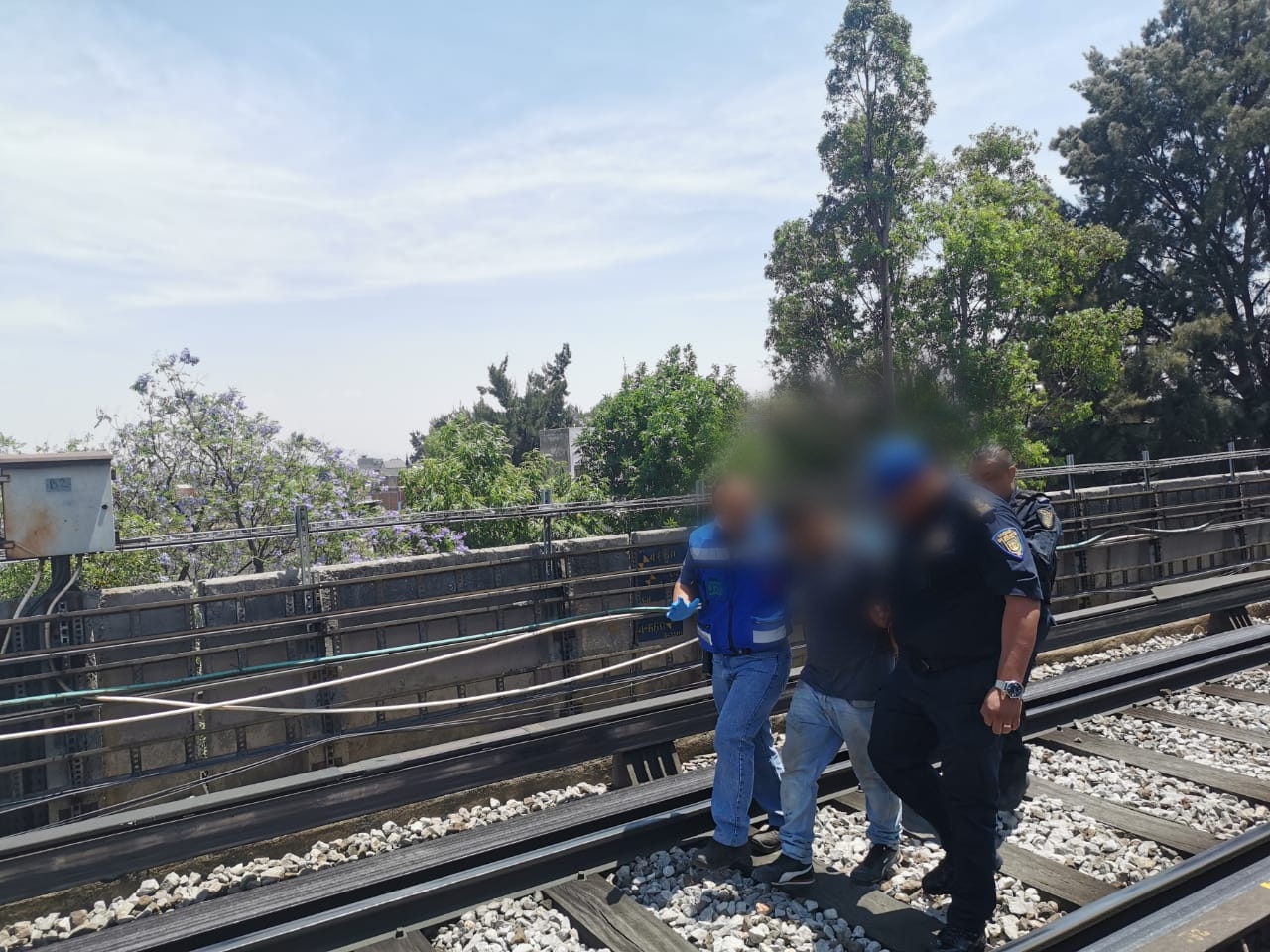 Personal del metro CDMX y efectivos de la SSC evitaron que una persona  atentara contra su vida en la estación Talismán, Línea 4